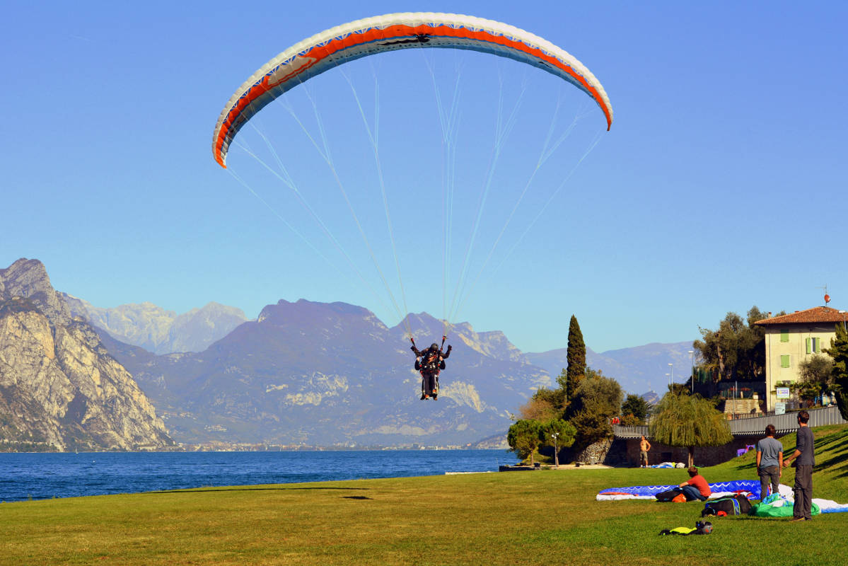 Garda, paragliding v Malcesine